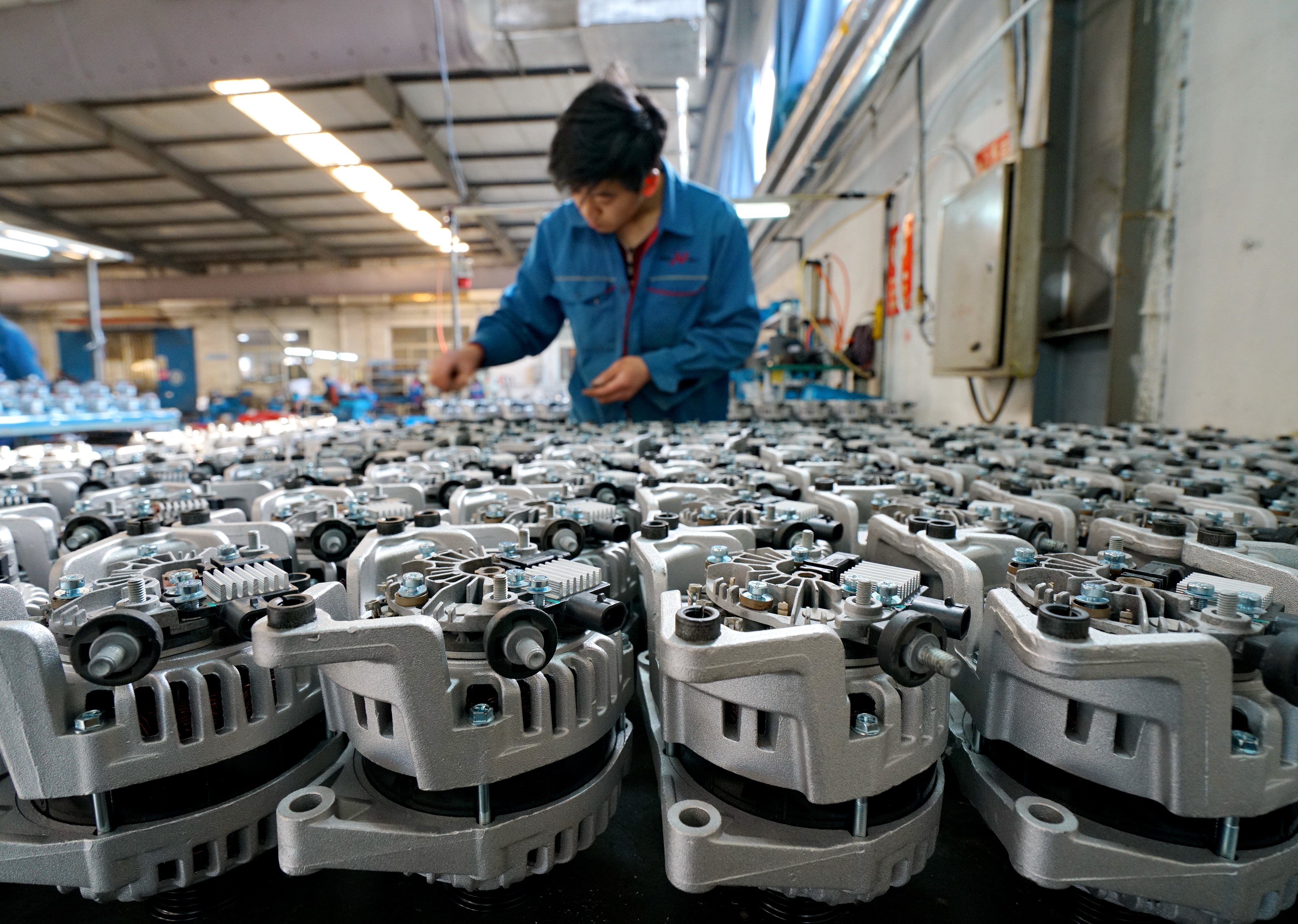 3月30日,河北省河间市一家汽车配件再制造企业的员工在车间内检测产品